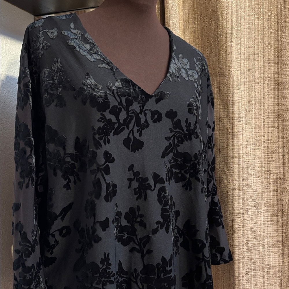 Vintage 1990’s Impressions black velvet floral long sleeve blouse. Size 1X.
